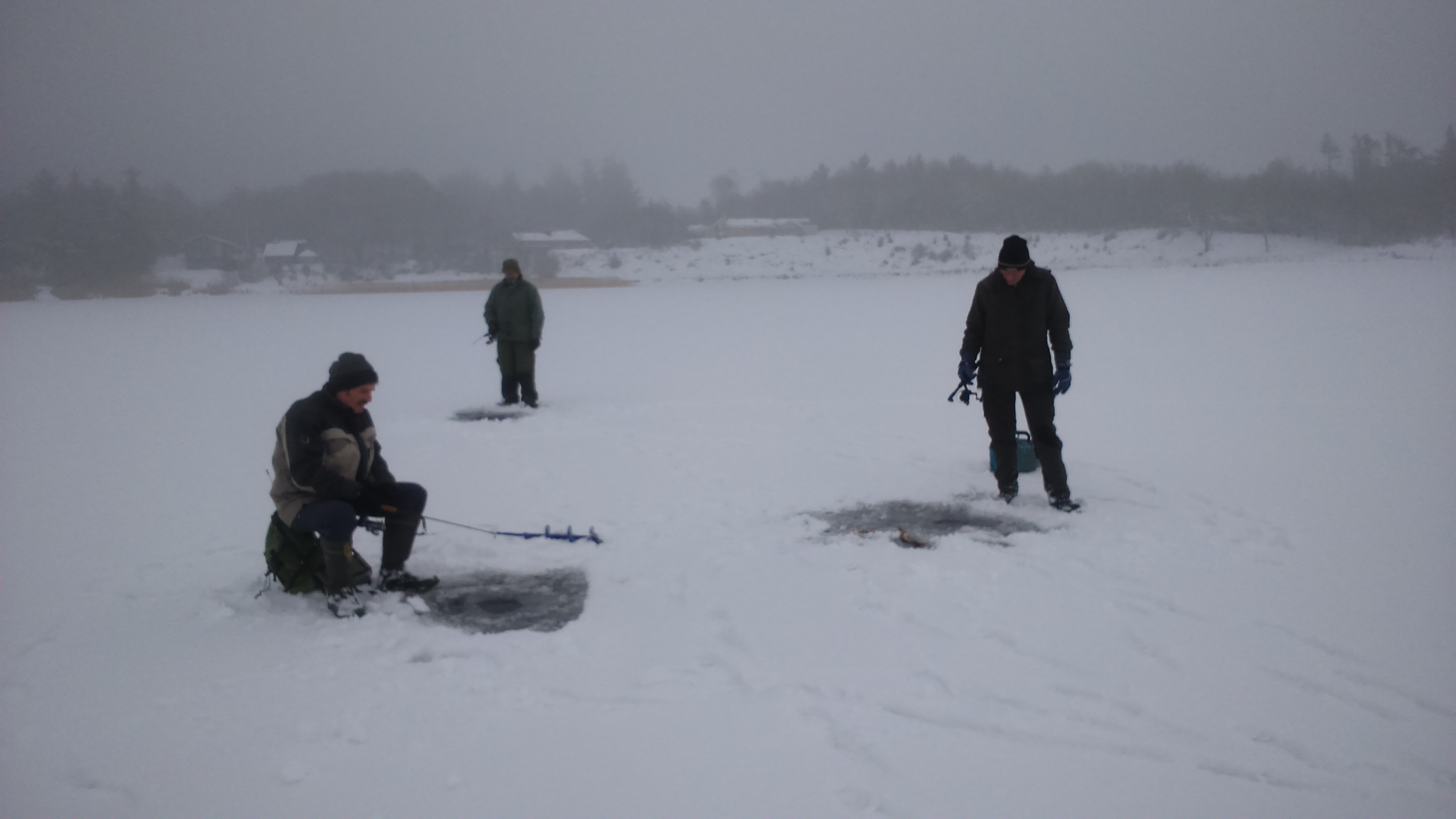 Tre lystfiskere – Torben, Aage og Vagn – viser her dyb koncentration under fiskeriet. Hans – vor is-fiskeekspert -  var fotograf på turen.